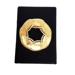 Elegant wreath of leaves pin textured gold tone classic and elegant brooch